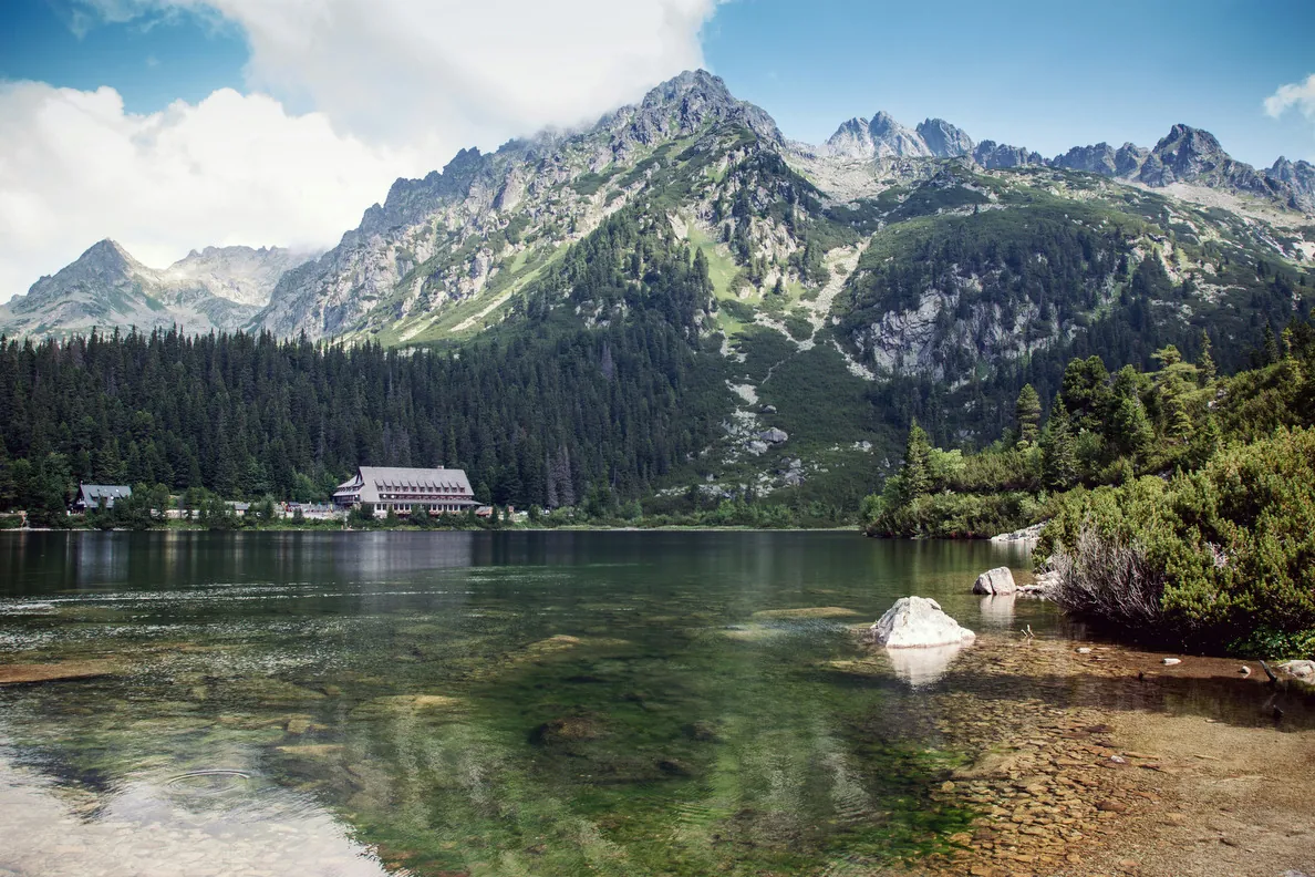 Lac de montagne au pied de sommets rocheux